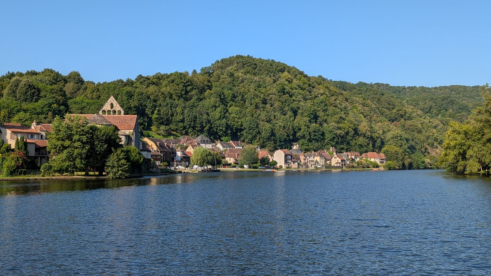 The wide, calm Dordogne with wooded hills behind, at Beaulieu-sur-Dordogne