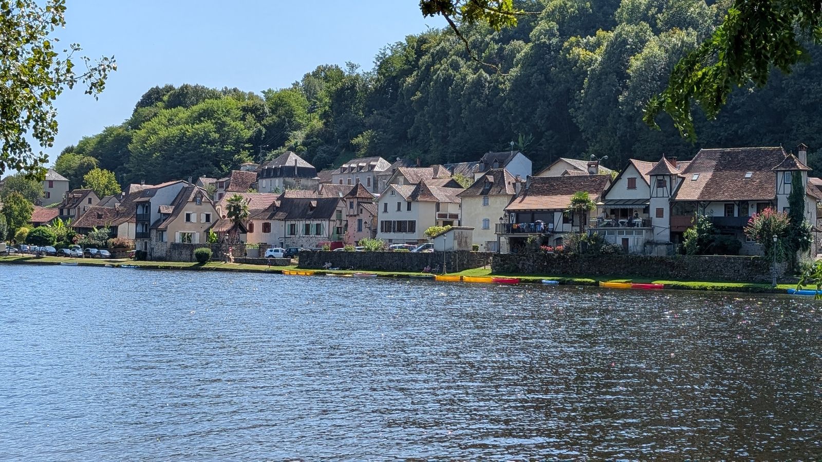 Houses along the Dordogne at Beaulieu-sur-Dordogne, with wooded hills behind