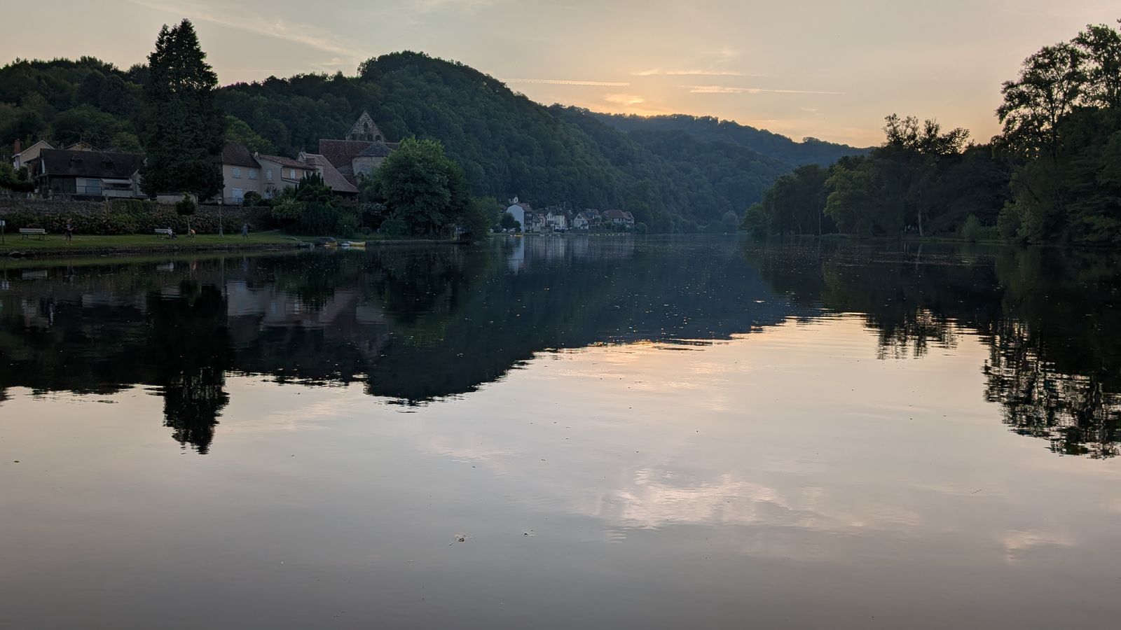 Evening calm on the Dordogne at Beaulieu-sur-Dordogne, the hills reflected in the river