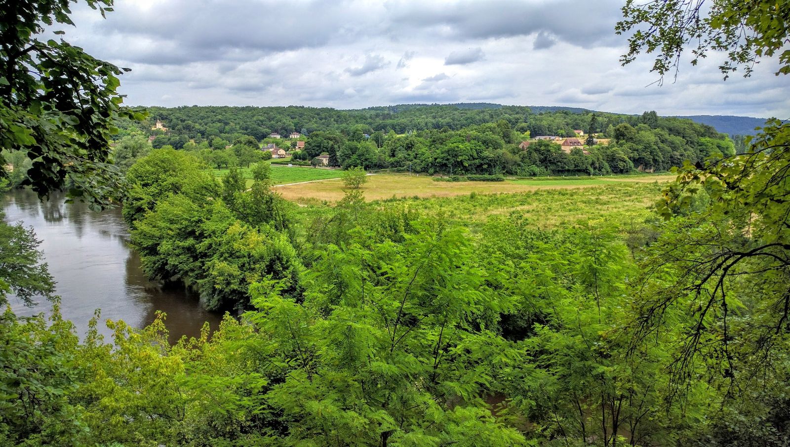 The Vézère valley from the cliff terraces of La Roque Saint-Christophe
