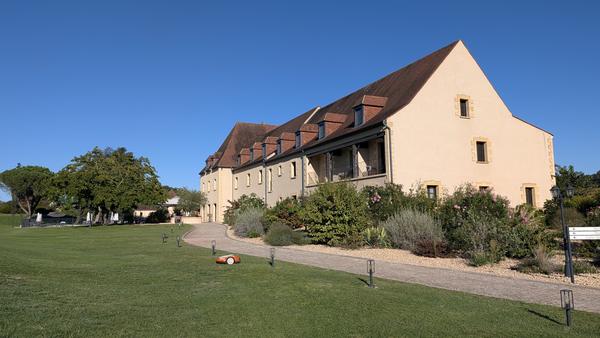 Hôtel Le Périgord in its park at Le Port de Domme