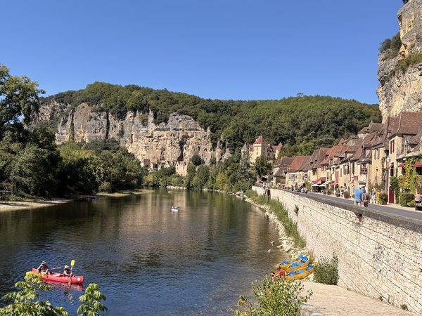 La Roque-Gageac’s golden houses along the Dordogne, beneath their cliff